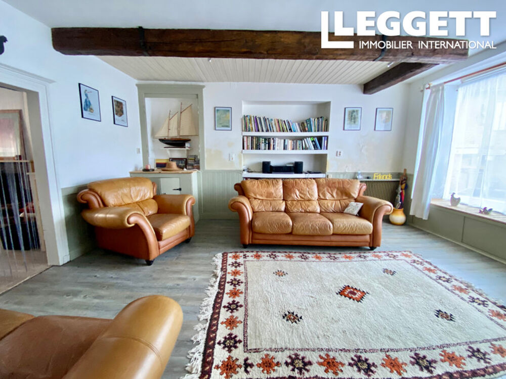 Vente Maison Maison de village avec 5 chambres et joli jardin, grande salle de réception, cave et grenier. Les salles-lavauguyon