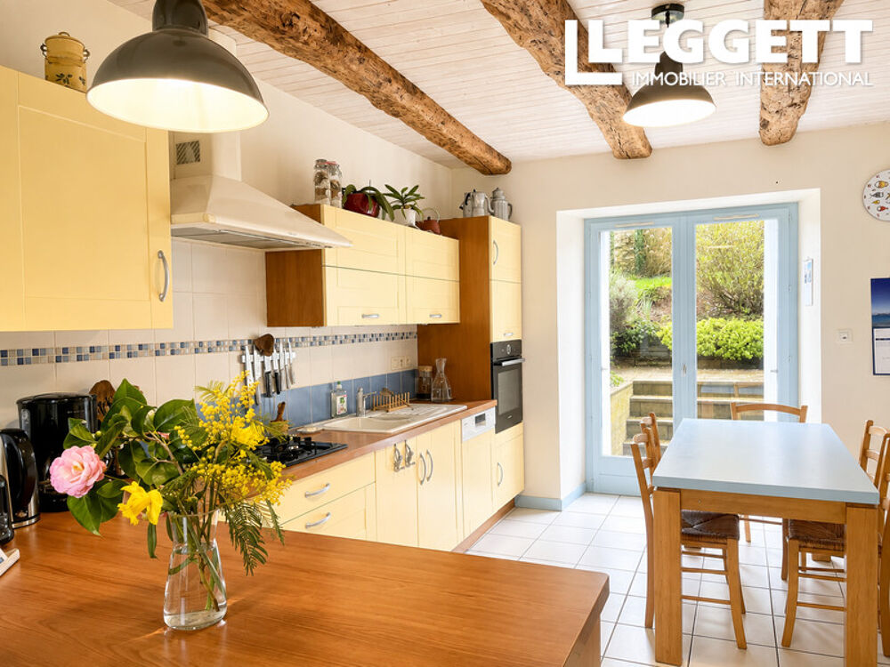 Vente Maison Située dans un hameau calme au c?ur du village, charmante maison de caractère de six chambres, MerlÉac
