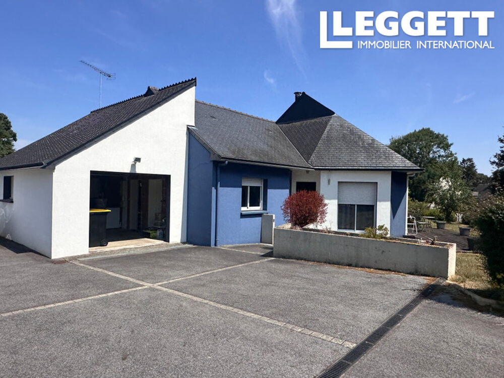Centre Bretagne, Propriété avec dépendance et jardin clos. 8 pièces, 5 chambres, hangar, potentiel commercial.