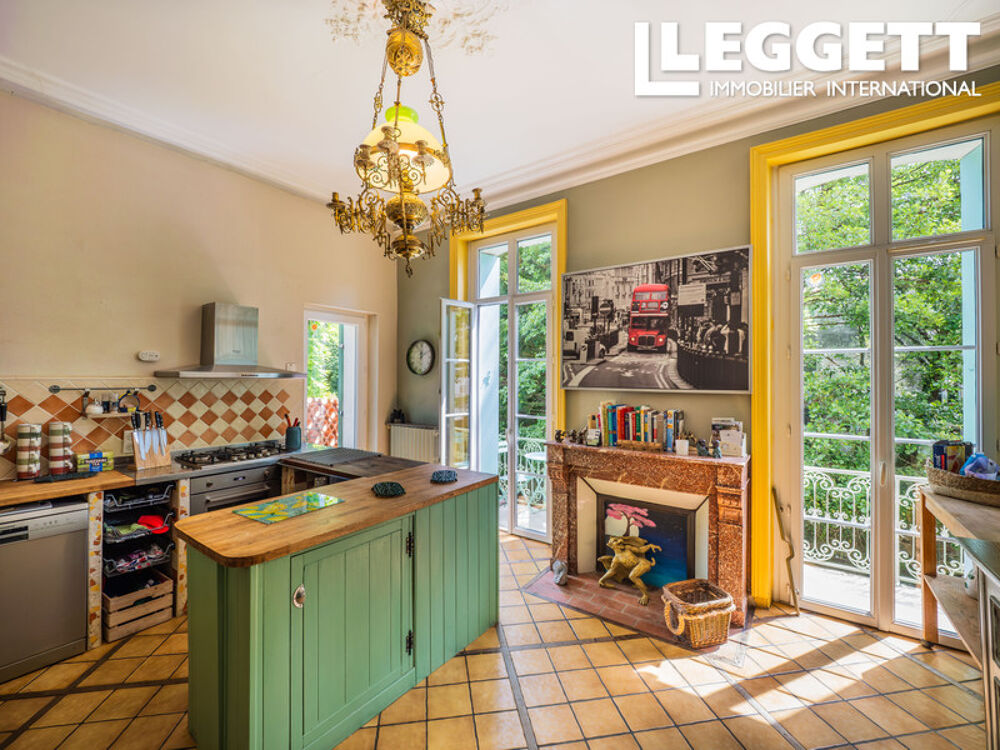 Maison de ville à Pons, à côté de la rivière. Superbement rénovée divisée en chambre d'hôtes et appartment.