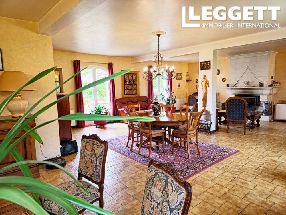 Grande maison familiale périgourdine avec piscine et parc arboré.