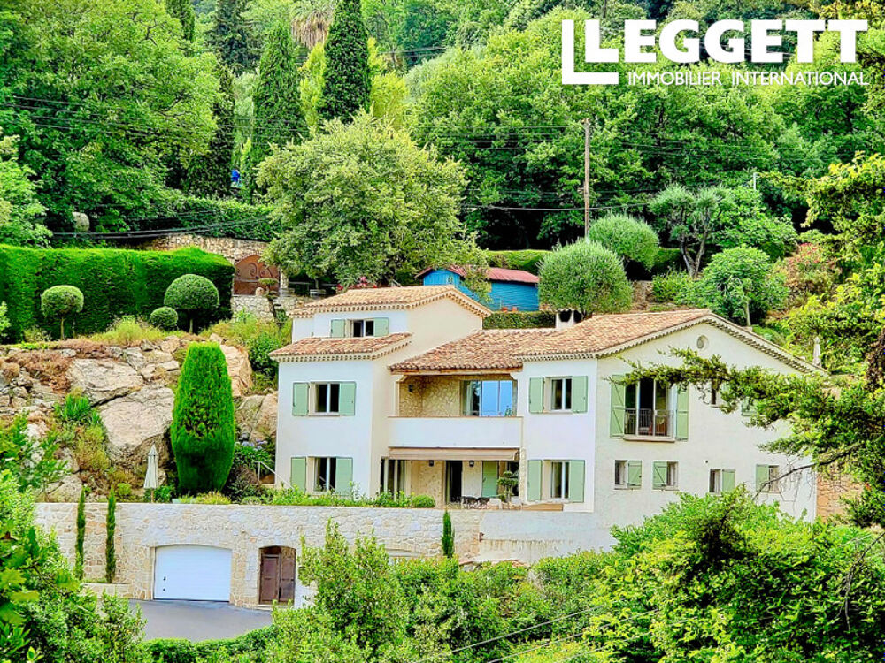 Vence, Villa d?exception aux prestations raffinées au coeur de la verdure et proche du centre ville.