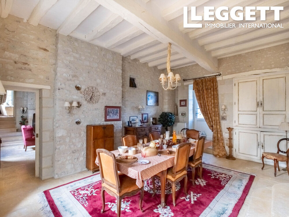 Vente Maison Beau manoir avec maison d'amis et grange annexe, cour et jardin avec piscine, prés et terres. Maulay