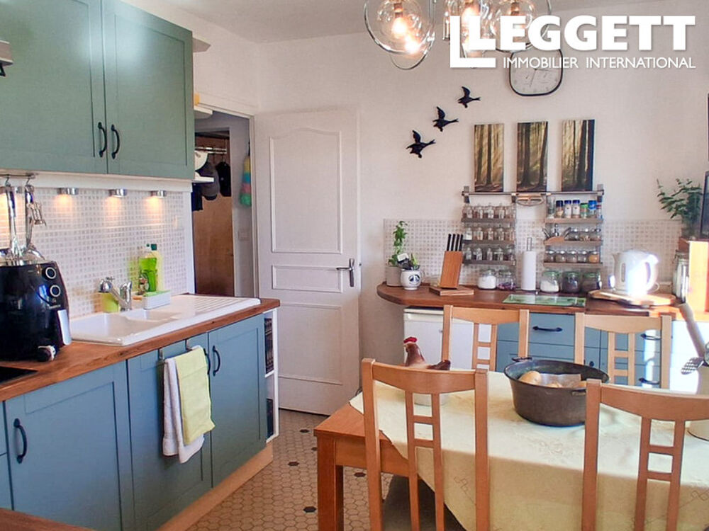 Charmante propriété de 3 chambres à la périphérie d'un village recherché, prête à emménager et à vendre.