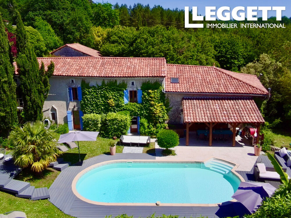 Vente Maison Spacieuse maison idéale pour famille ou pour des chambres d'hôtes. Situation paisible, vues, piscine et jardin Nonac