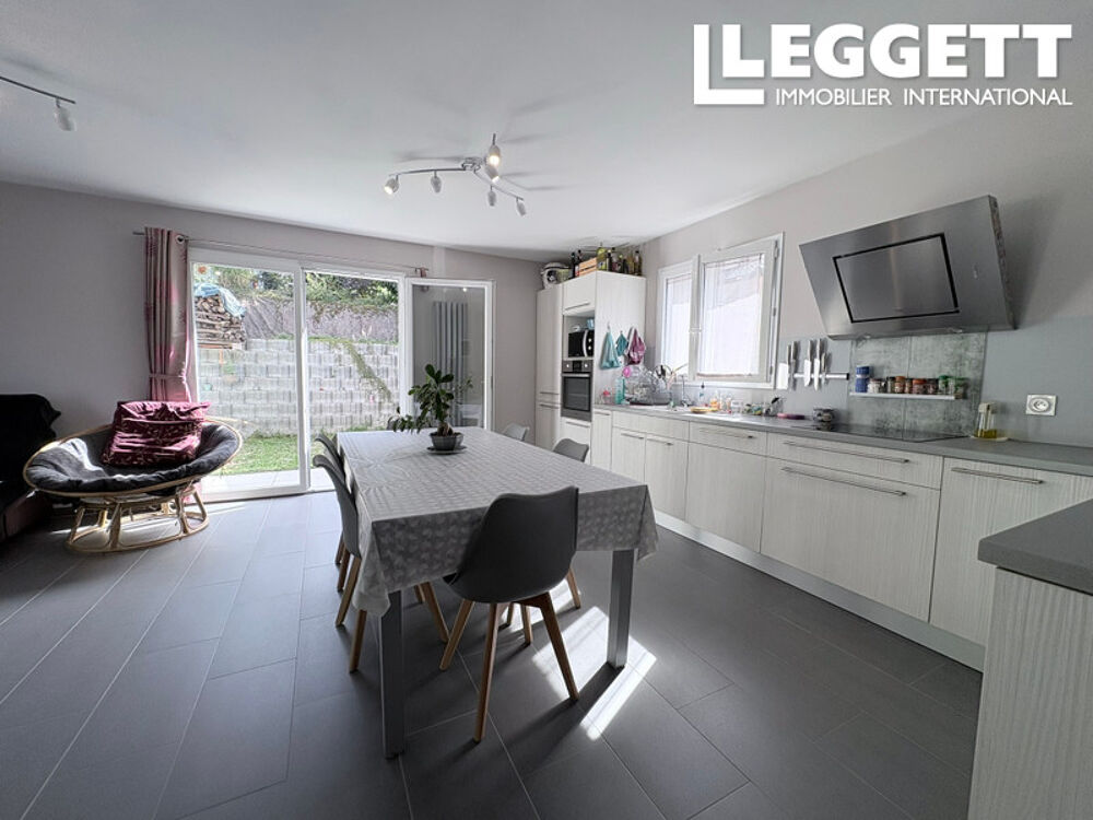 Maison moderne dans un village recherché avec vues sur les montagnes
