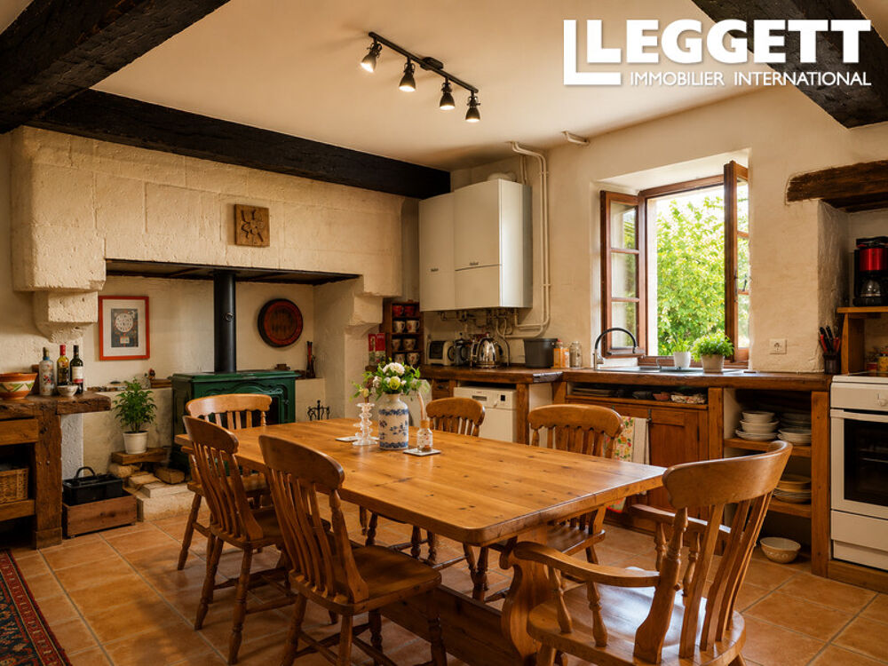 Vente Maison 16th-century house with inner courtyard, large barn, and swimming pool.<br /> La tour-blanche-cercles