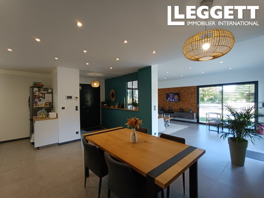 Maison contemporaine proche Périgueux au calme avec grand terrain et vue dégagée et garage.