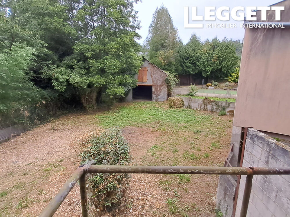 À ne pas mettre entre toutes les mains. Une superbe maison de ville à RÉNOVER, située au bord de la Varenne.