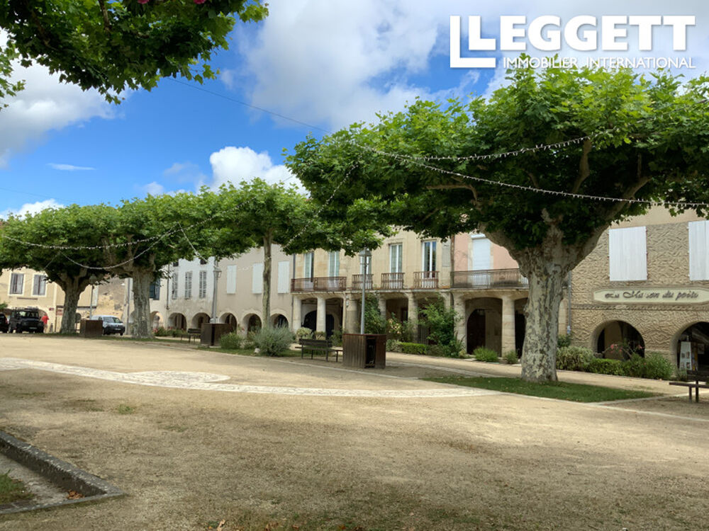 Vente Maison Grande maison de village élégante, 300 m2, avec terrasse, deux garages et une devanture. Sos
