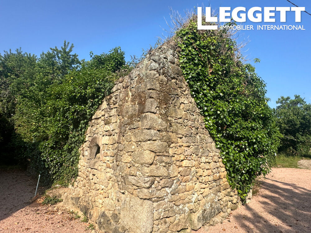 Maison à rénover entièrement avec petit jardin à proximité du village populaire de SAINT-SAUD-LACOUSSIÈRE