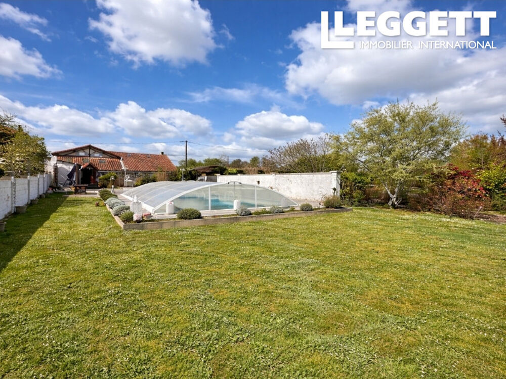 Vente Maison Ce complexe résidentiel élégant est à vendre, alliant confort, espace et extérieur. UNE OPPORTUNITÉ UNIQUE!! Manot