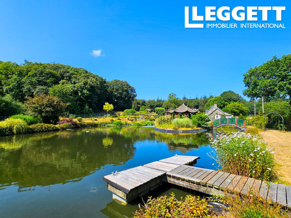 Rarissime en Bretagne : longère de charme avec quatre chambres et son propre lac privé.