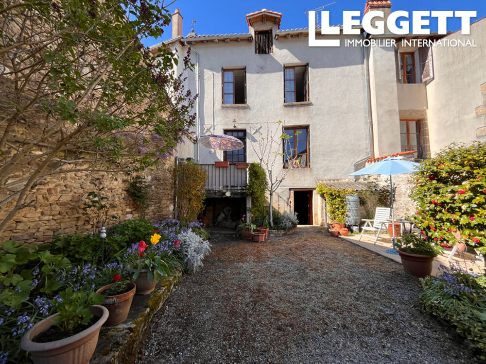 Spacieuse maison de village avec 3 chambres, grenier et parking extérieur.