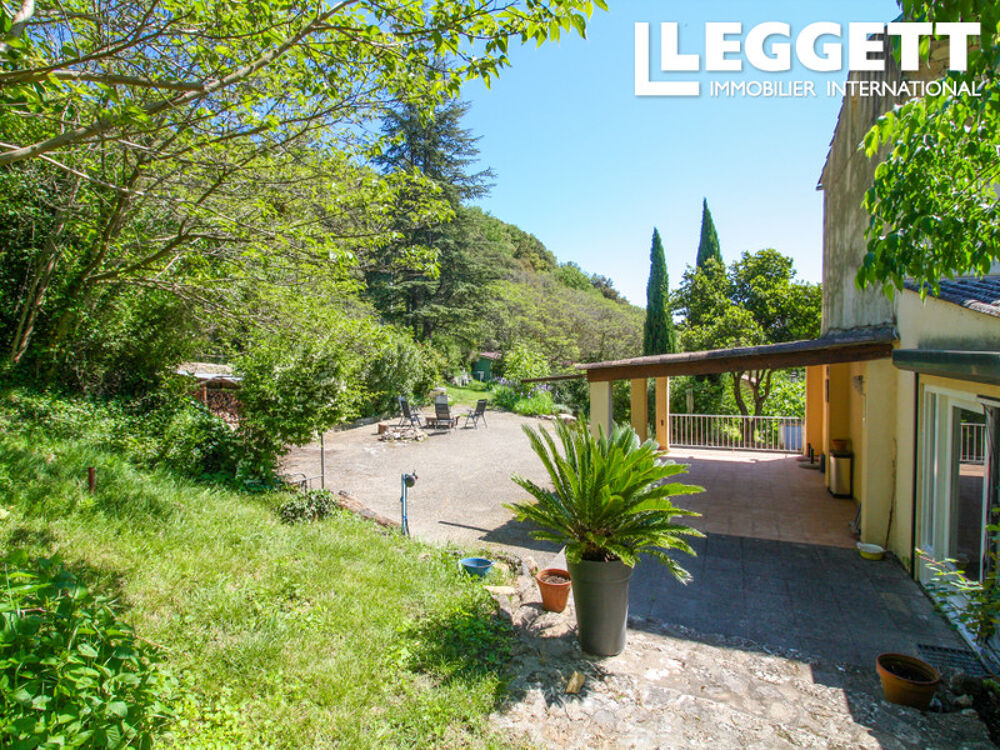 Belle et grande maison construite en 1800, en Ardèche, proche de Bourg-Saint-Andéol, avec jardin et piscine