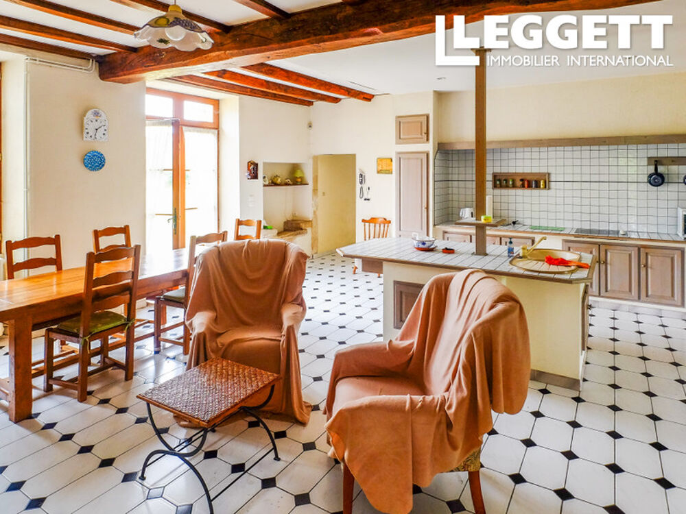 Vente Maison Superbe propriété 4 chambres, 2 salons, immense cuisine salle à manger, une ancienne ferme avec des granges Saint-pierre-de-juillers