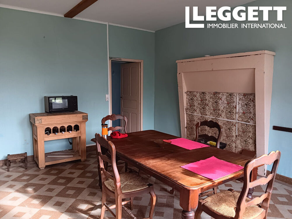Propriété de caractère de 3 chambres, pleine de caractéristiques traditionnelles, avec jardin et dépendances.