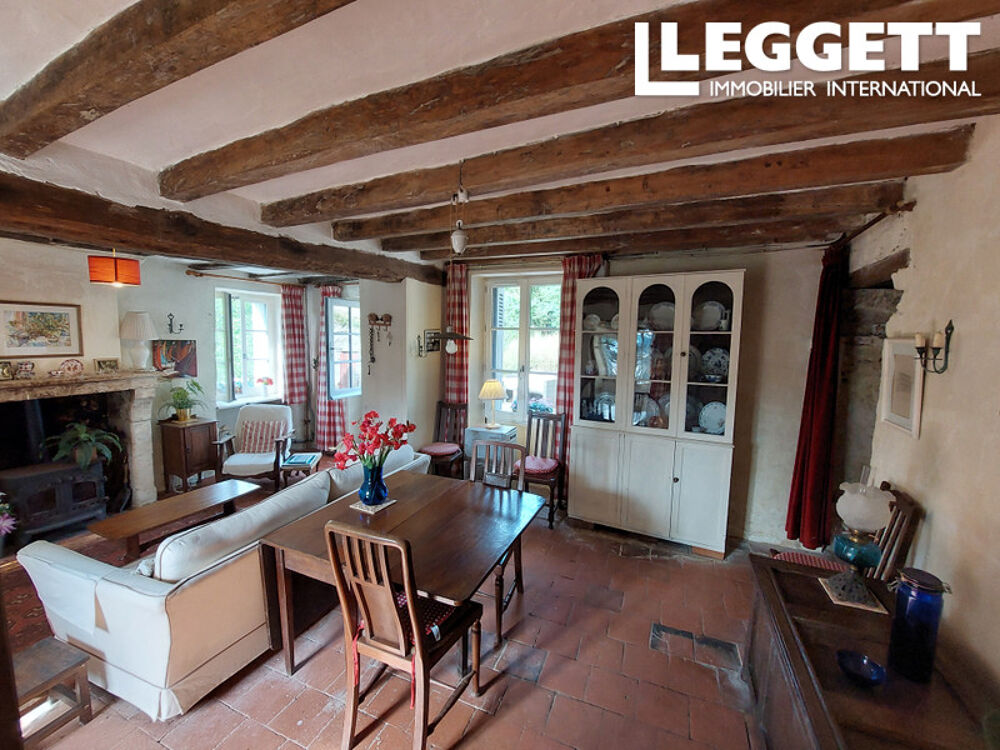 Magnifique propriété avec chambres troglodytes, située dans un village paisible, avec jardins et bois.