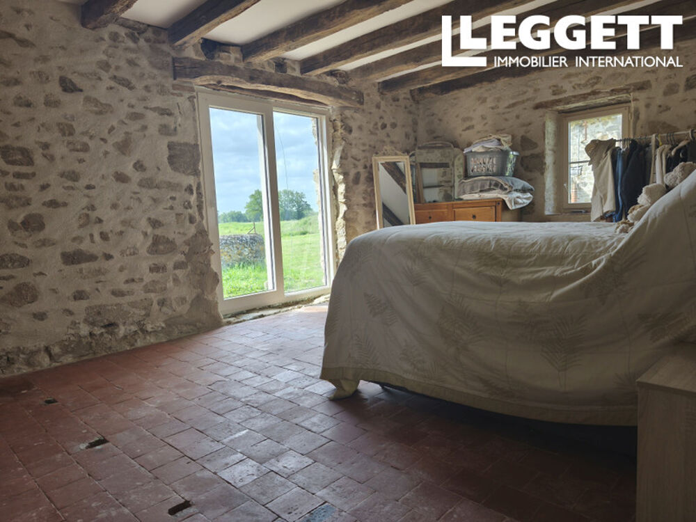Vente Maison Une ferme en pierre à finir, avec plusieurs dépendances et 7.7ha de terrain attenant Azat-le-ris
