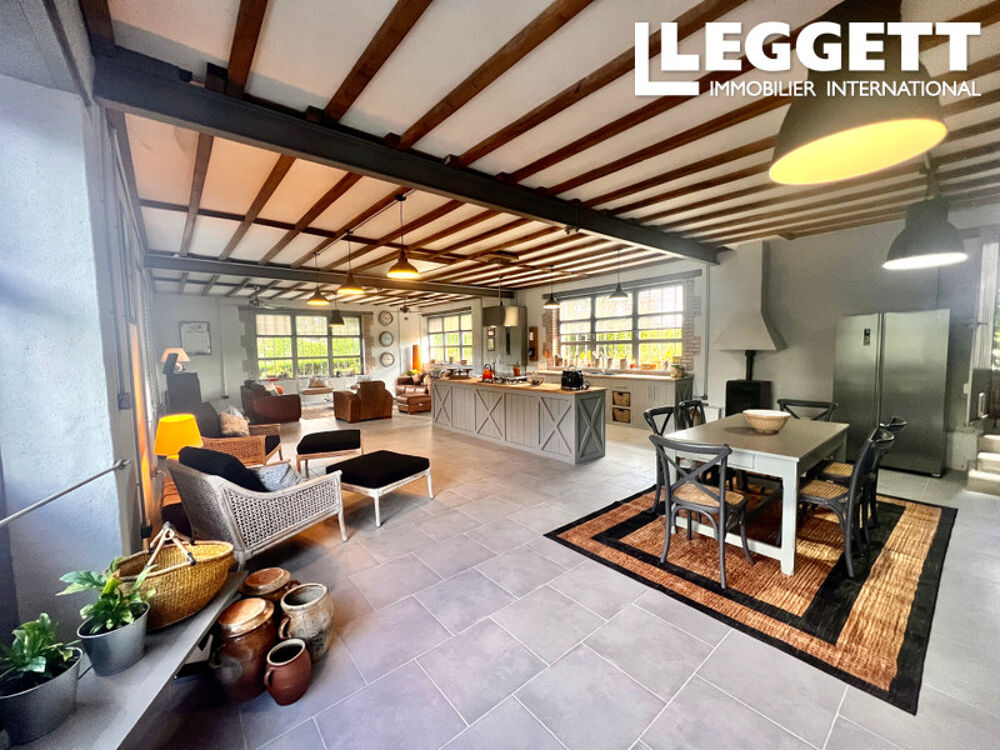 Propriété en pierre rénovée de 4 chambres avec 9 000 m² de terrain, grande grange et vue sur la campagne.