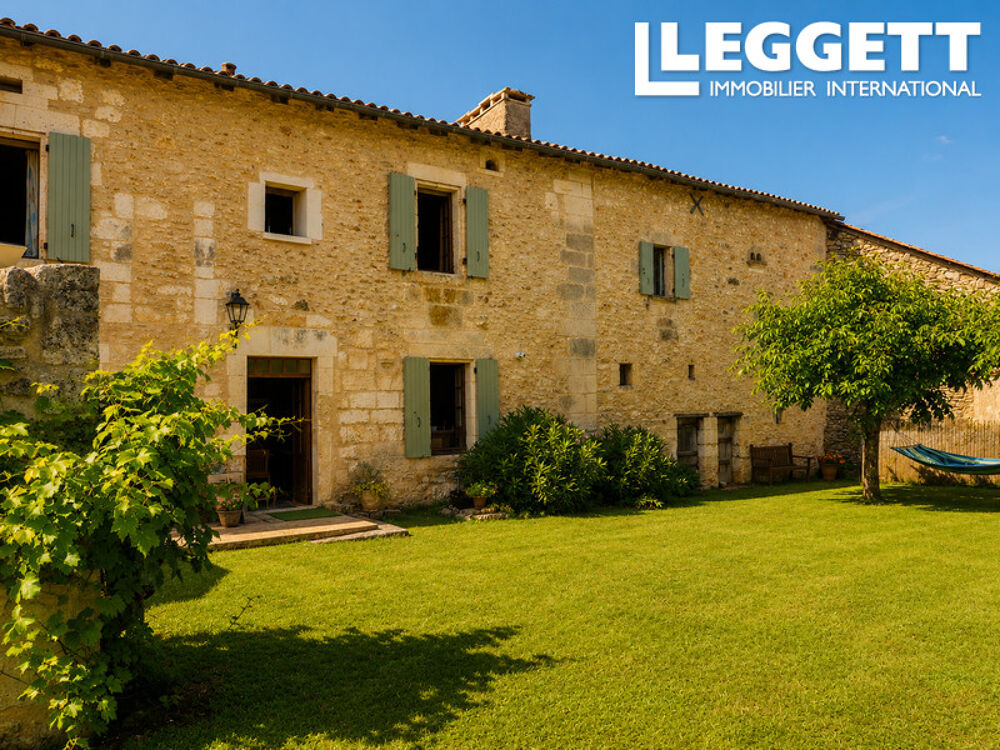 Vente Maison 16th-century house with inner courtyard, large barn, and swimming pool.<br /> La tour-blanche-cercles