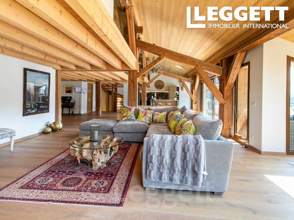 Magnifique ferme exposée plein sud, entièrement rénovée, aux volumes généreux, avec deux logements privatifs.