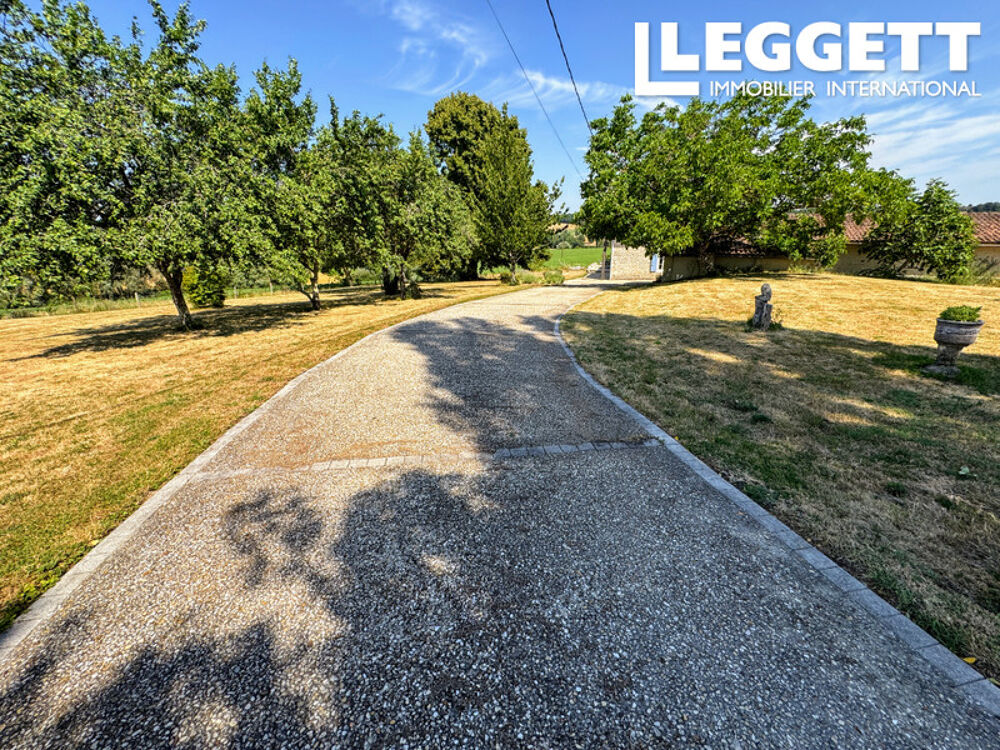 Vente Maison Charmante maison charentaise, logement d'invités, piscine, dépendances et vue panoramique. Près de Montmoreau Montmoreau