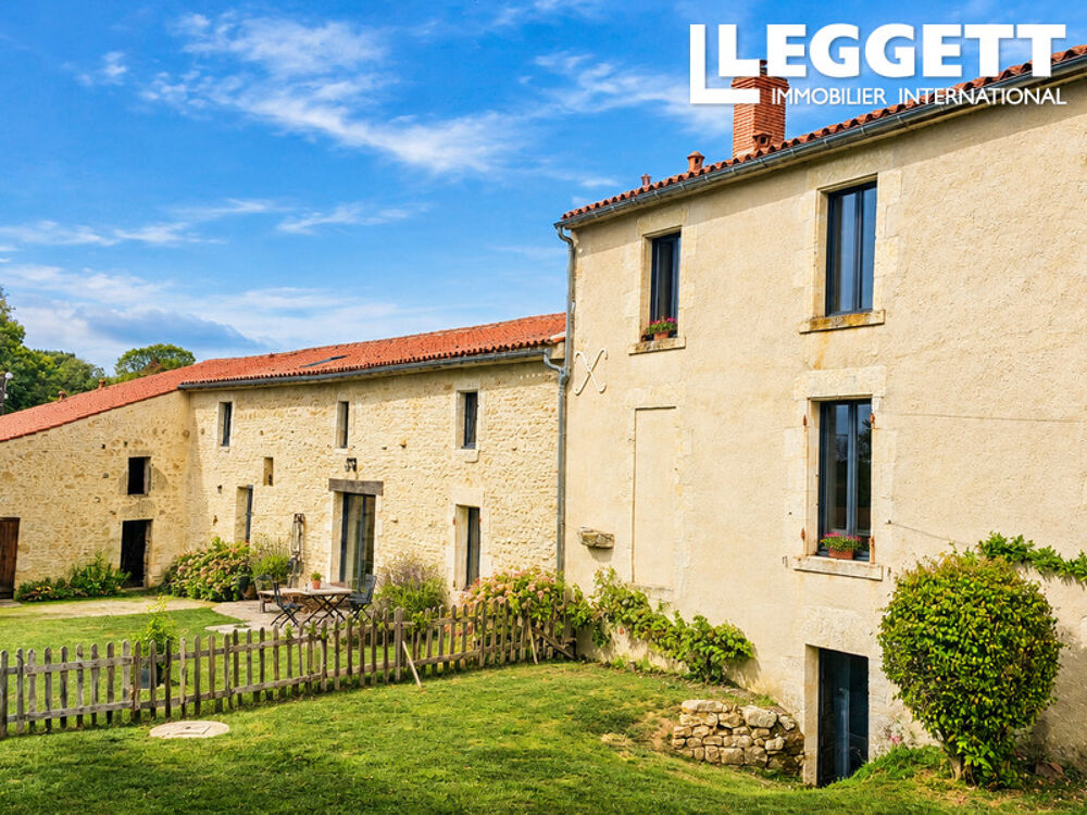Propriété de caractère rénovée au calme dans le bocage vendéen 8 pièces 228 m² 5 chambres dépendances 200 m²