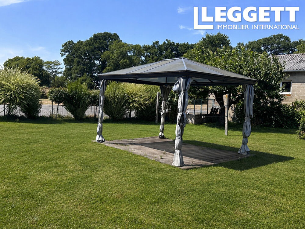 Centre Bretagne, Propriété avec dépendance et jardin clos. 8 pièces, 5 chambres, hangar, potentiel commercial.