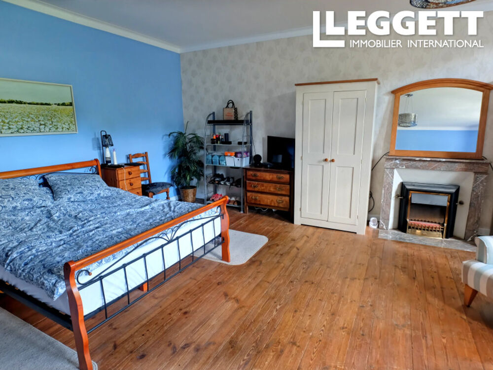 Superbe maison familiale offrant un immense potentiel, située dans un village à 10 minutes de St Jean D'Angely