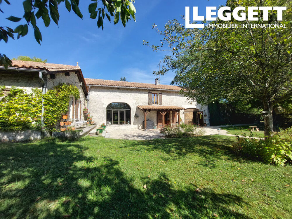Charmante propriété de caractère avec piscine, joli jardin, située au calme.