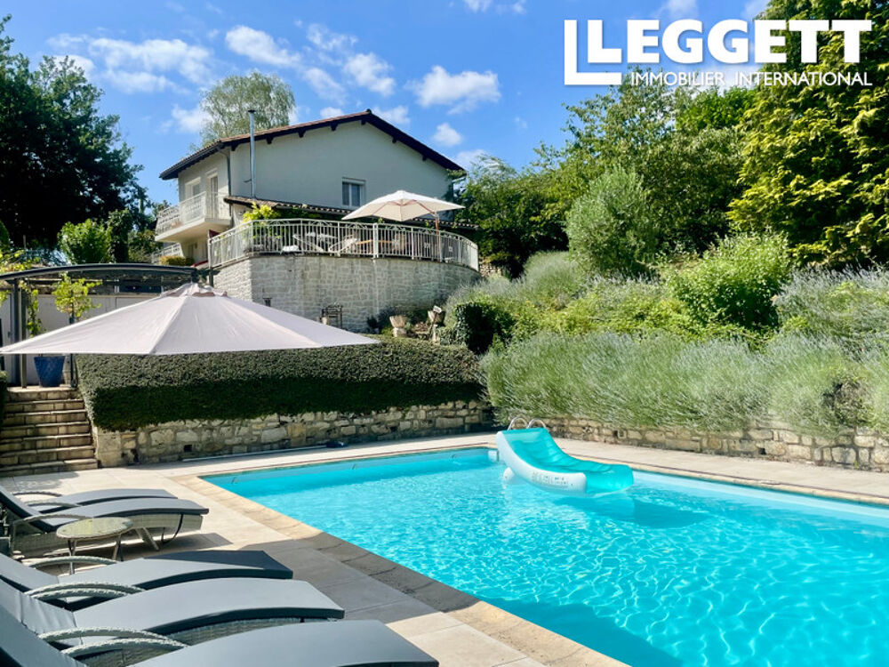 Emplacement AAA! Une maison superbe en parfait état avec piscine, au calme absolu avec vue magnifique!
