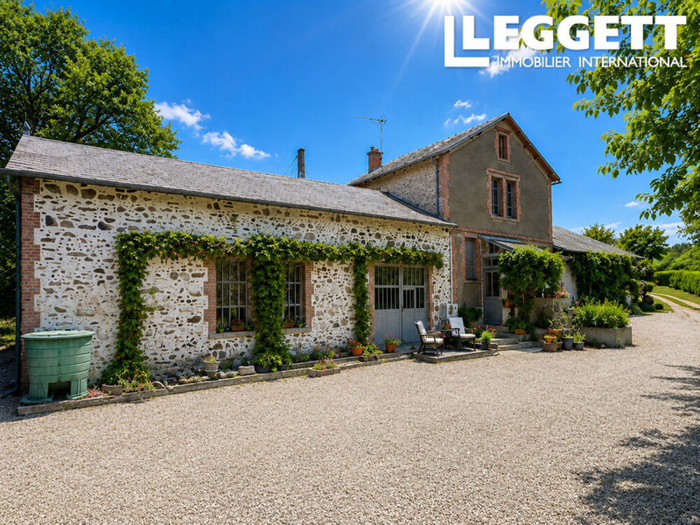 Propriété en pierre rénovée de 4 chambres avec 9 000 m² de terrain, grande grange et vue sur la campagne.