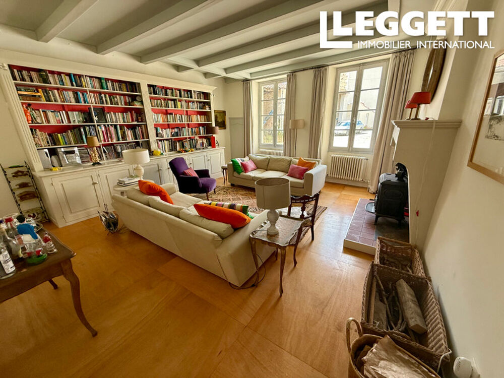 Vente Maison Superbe maison de village avec 6 chambres et piscine. Grand garage et magnifiques jardins. Cadre privé. Neuvicq-le-chÂteau