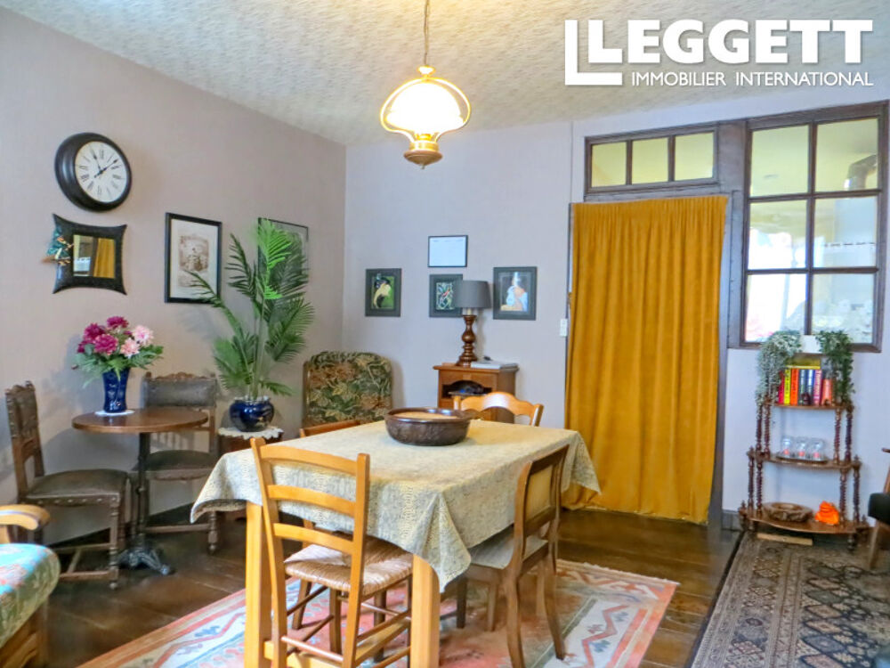 Prix négociable. Une maison de ville idéale à Confolens, avec une chambre, parfaite comme pied-à-terre .