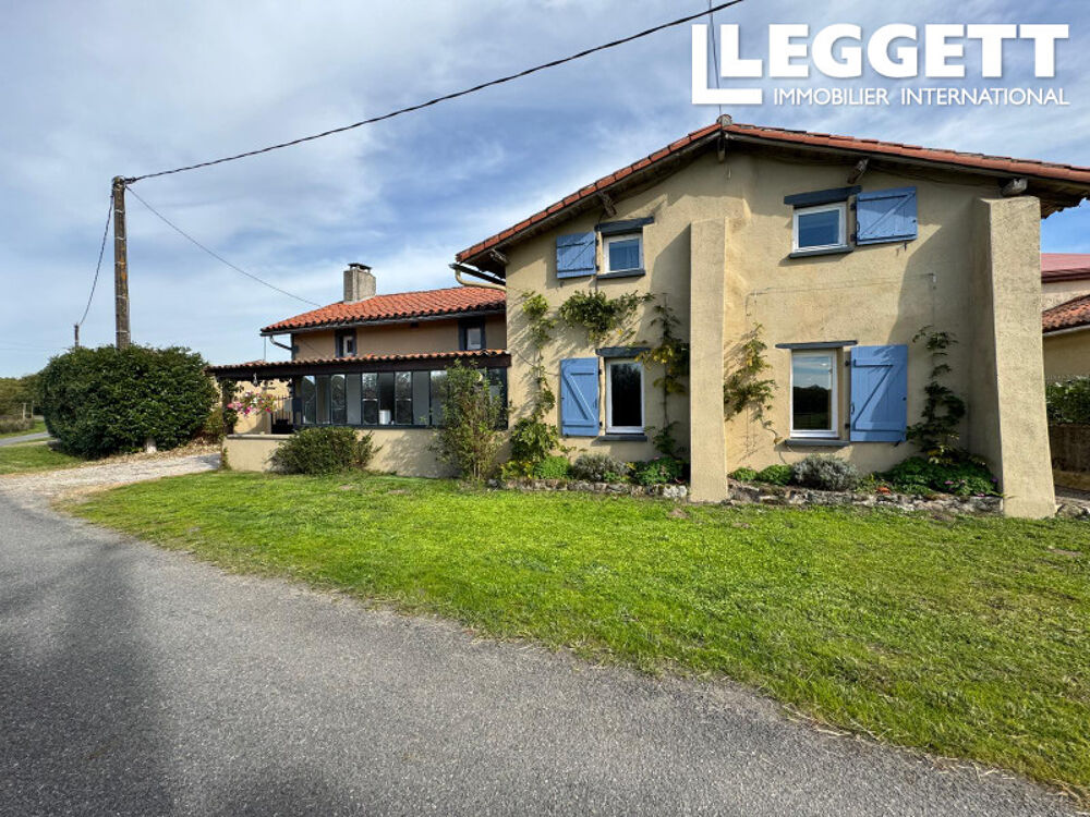 Vente Maison Ce complexe résidentiel élégant est à vendre, alliant confort, espace et extérieur. UNE OPPORTUNITÉ UNIQUE!! Manot