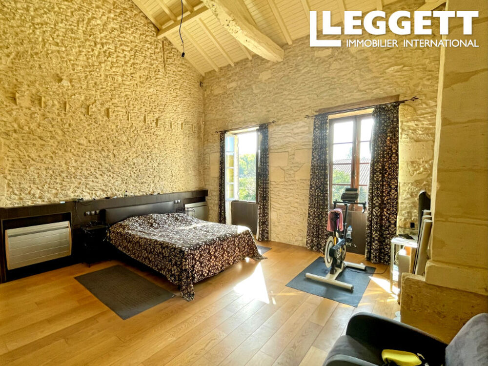 Maison en pierre de 4 chambres. Jardin, piscine, garage, dépendances et un atelier. Près de Blaye.