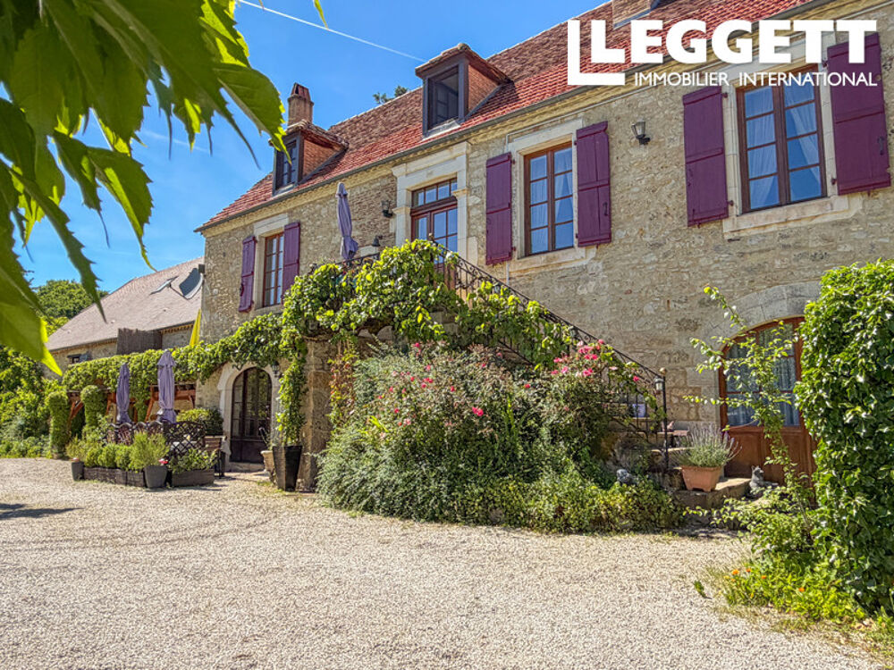 Propriété de caractère avec maison de maitre, 5 gites, piscine, 6ha, en position dominante, proche Dordogne