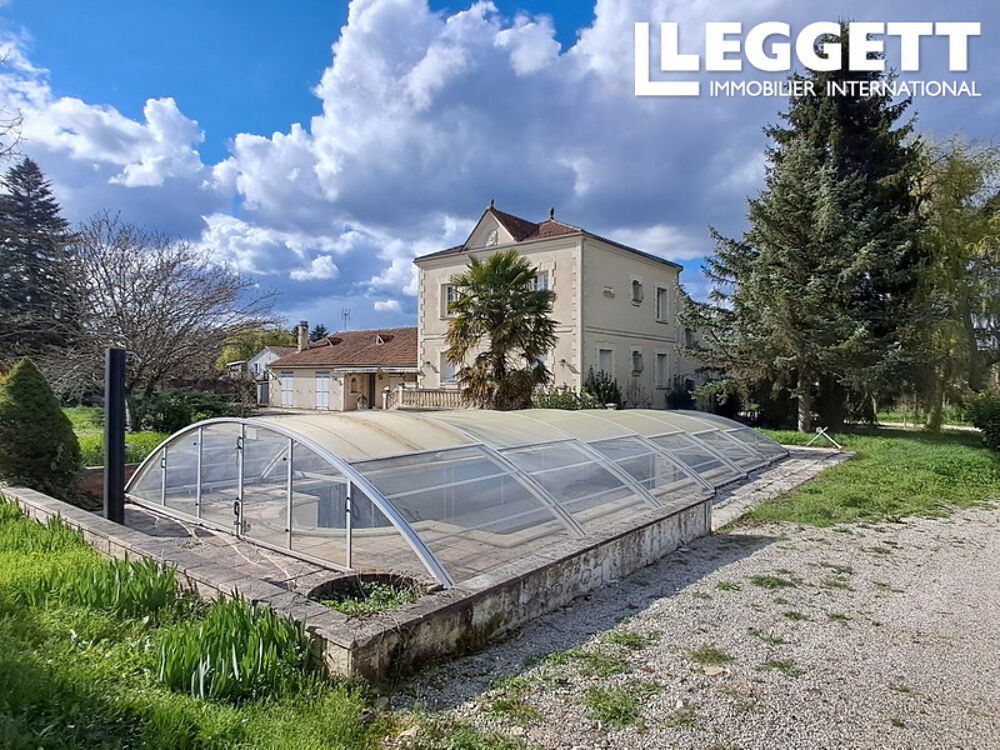 Grande propriété polyvalente avec piscine, vastes dépendances et beau potentiel en Dordogne