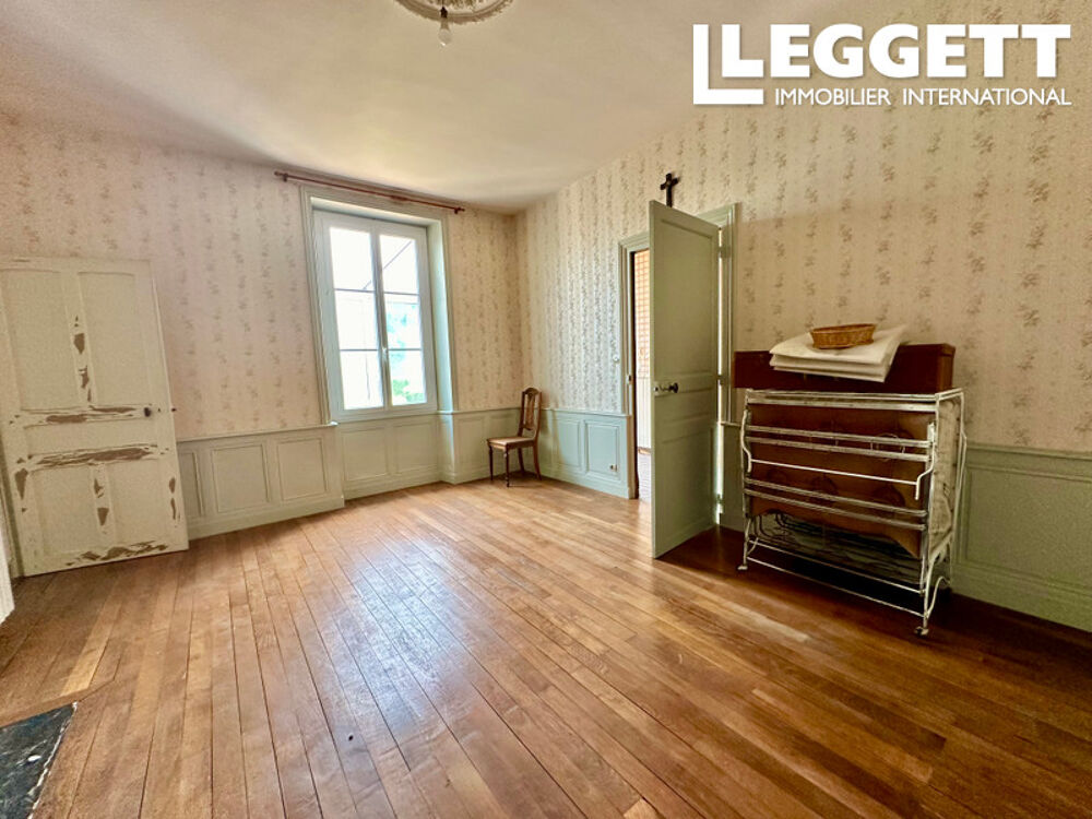 Vente Maison Dans hameau à 2 km des commodités, maison de Maître 130 m2 à rénover avec dépendances, terrain clos et 1,4 ha. DercÉ