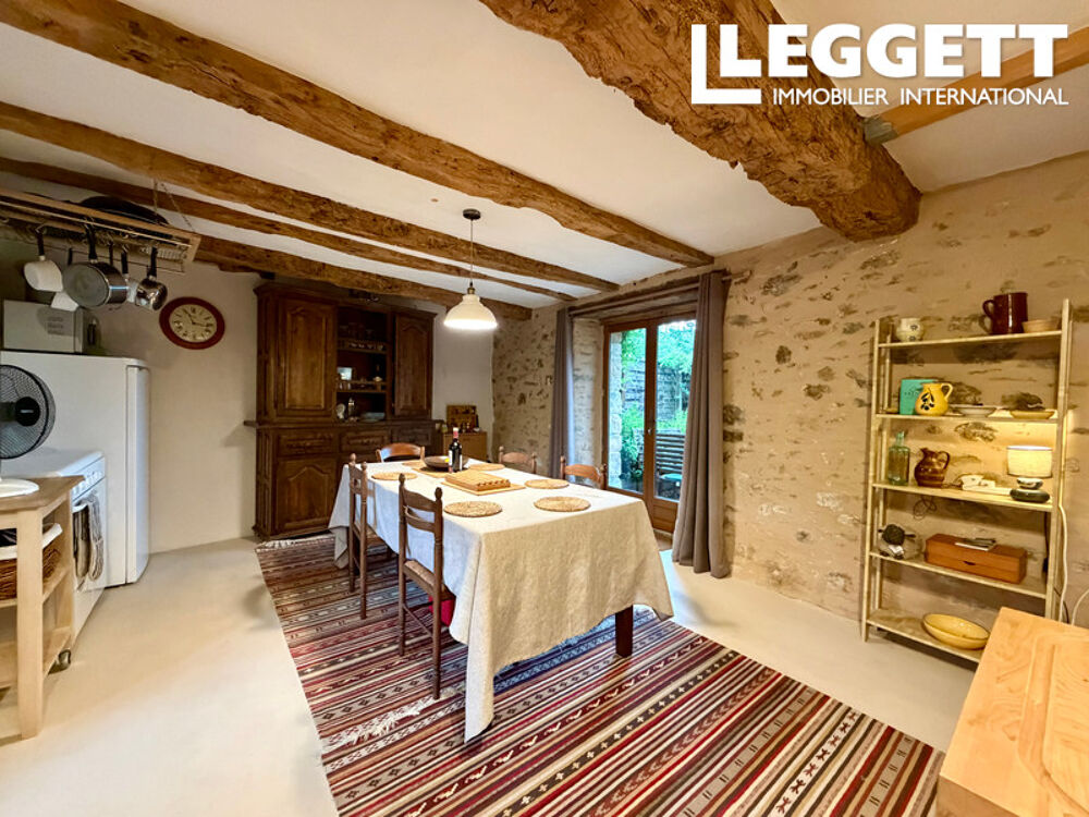 Charmante maison comprenant deux chambres avec salle de bains attenante. Grange et jardin attenant.