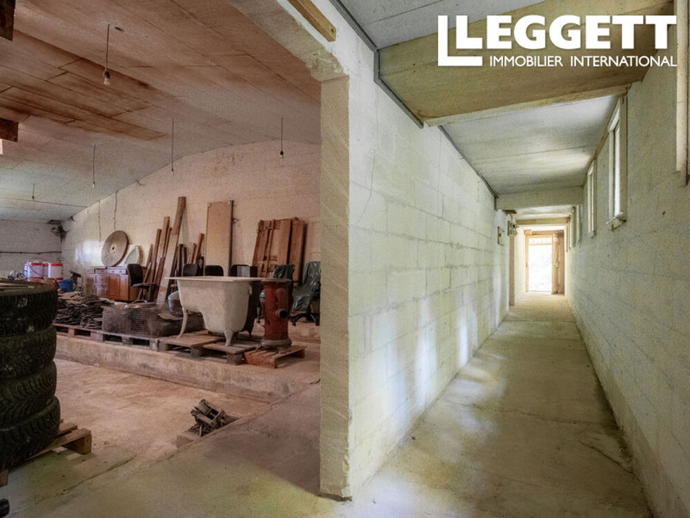Vente Remise/Grange Hangar, bâtiment de stockage de 600m² sur 4472m² de forêt. Terrasson-lavilledieu