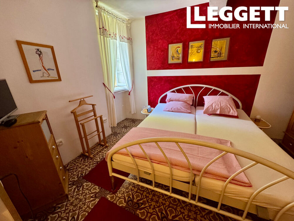 Vente Maison Jolie  maison de village offrant une vue imprenable depuis la terrasse. 2 chambres et 2 salles d'eau. Paraza