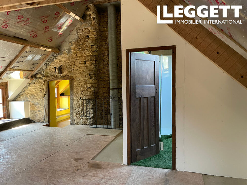 À nouveau disponible. Maison mitoyenne de 2 chambres, hors réseau, avec panneaux solaires.