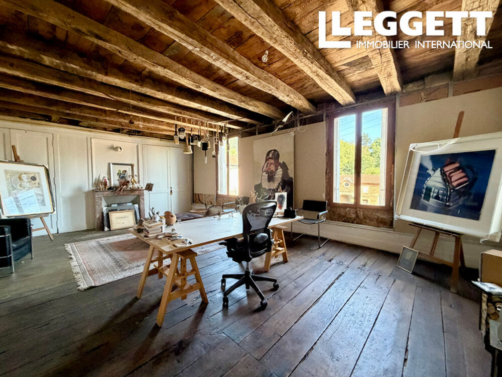 Vente Maison Grande maison de ville partiellement rénovée à Rochechouart, avec jardin attenant et dépendance. Rochechouart