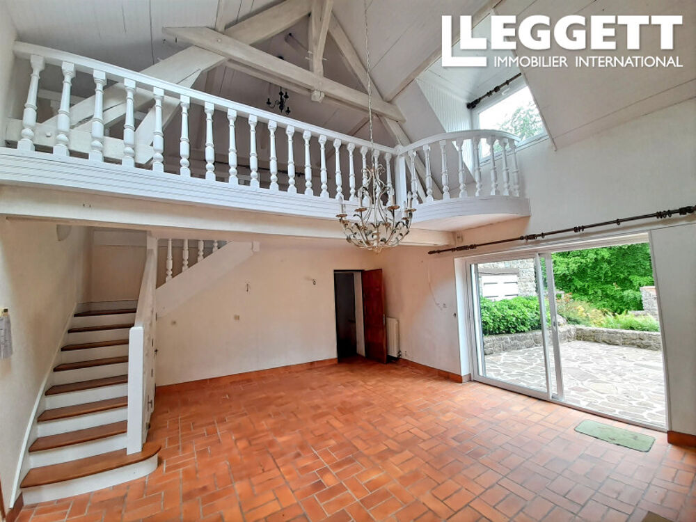 Vente Maison Maison en prierre avec jardin et view dégagée sur la campagne. Salon avec plafond cathédral et balcon. RÂnes