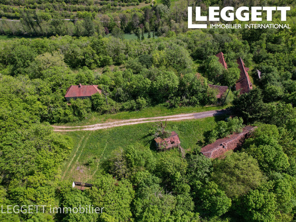 Hameau à réhabiliter avec maison, diverses granges et dépendances, prairies et bois