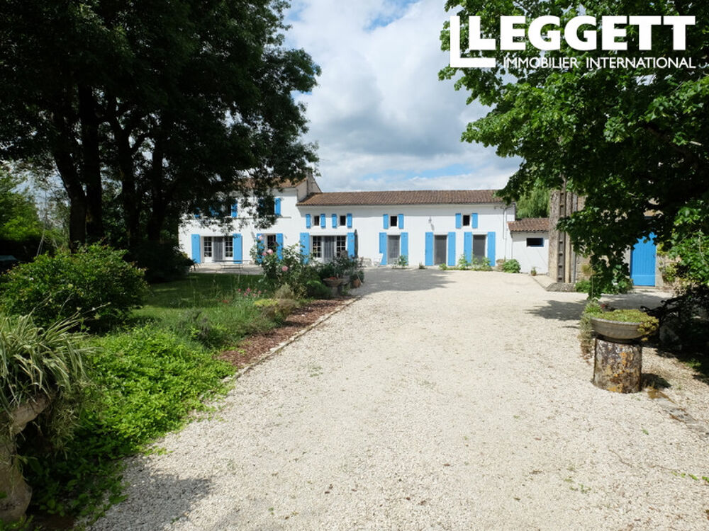 Vente Maison Située à quelques minutes au sud de Saint-Jean-d'Angély, cette propriété familiale spacieuse et private Saint-hilaire-de-villefranche