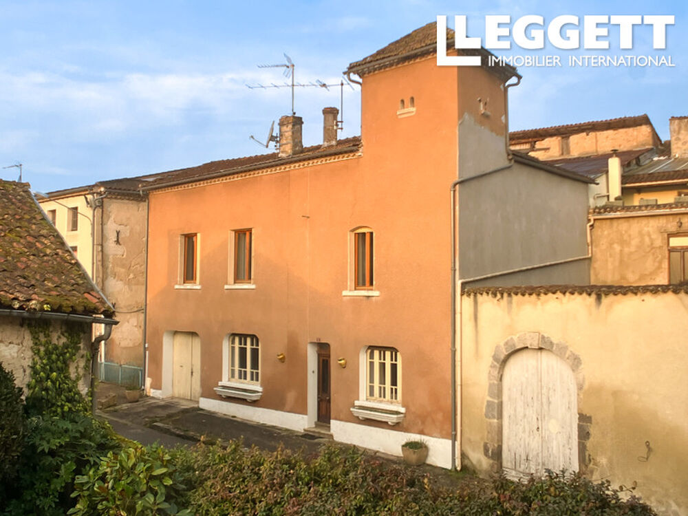 Vente Maison Grande maison de village élégante, 300 m2, avec terrasse, deux garages et une devanture. Sos
