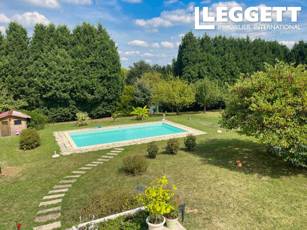 Vente Maison Impeccable villa contemporaine avec 6 chambres et piscine, dans un quartier calme et résidentiel du village. Saint aulaye-puymangou